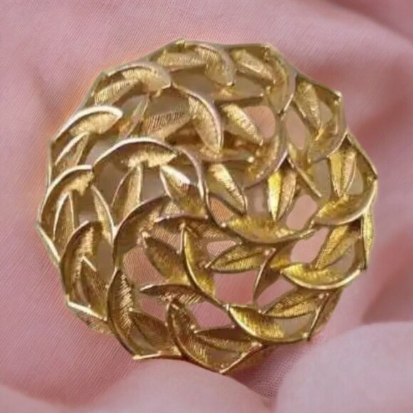 Vintage Gold-Tone Swirl Leaf Wreath Brooch Pin Circle Domed Filigree Textured - Picture 8 of 8